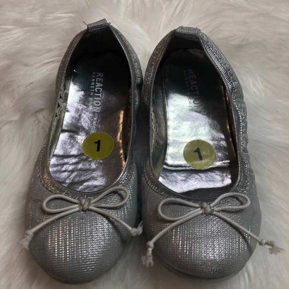 Reaction Kenneth Cole silver flat shoes size 1 - Picture 2 of 6